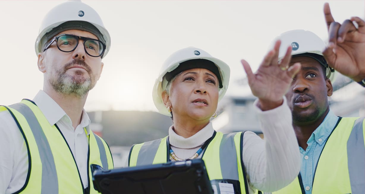 Personne discutant de toiture