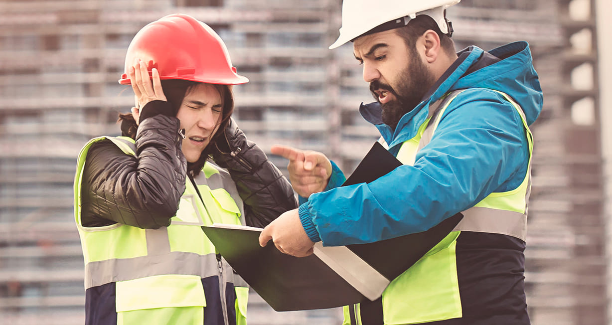 2 personnes qui se parle dans la construction